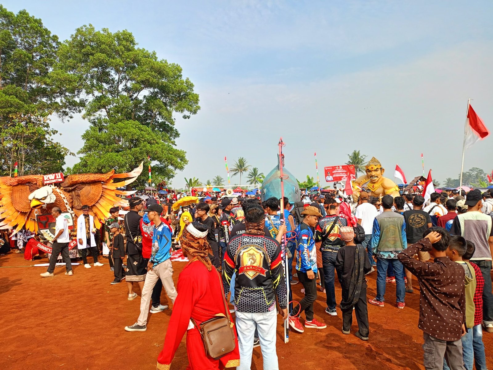 Perayaan HUT RI ke-79 di Desa Rajamandala Kulon, Kecamatan Cipatat, sangat meriah dengan partisipasi puluhan Jampana dari 27RW di wilayah tersebut.