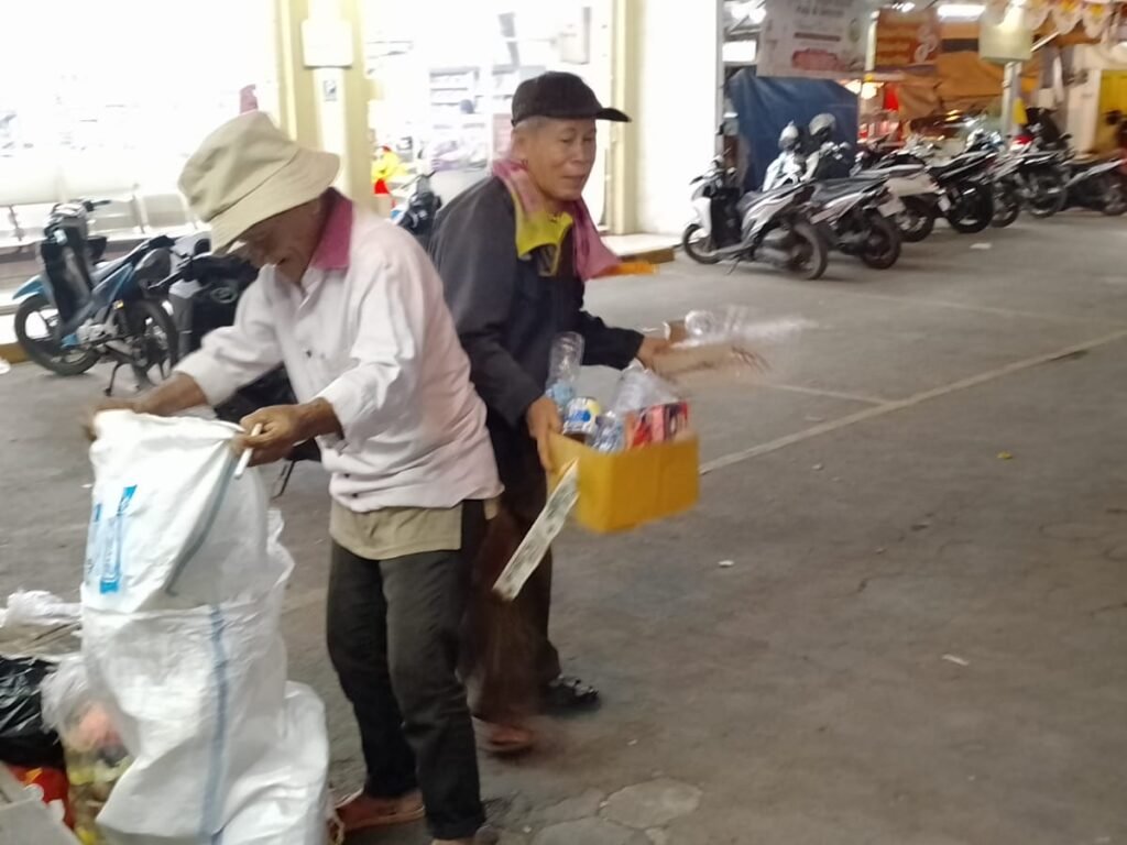 Ironi Kesenjangan Sosial Jelang Pendaftaran Para Bakal Calon Bupati di Jalanan Kota Purwakarta