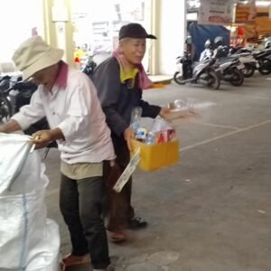 Ironi Kesenjangan Sosial Jelang Pendaftaran Para Bakal Calon Bupati di Jalanan Kota Purwakarta