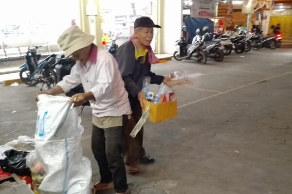 Ironi Kesenjangan Sosial Jelang Pendaftaran Para Bakal Calon Bupati di Jalanan Kota Purwakarta