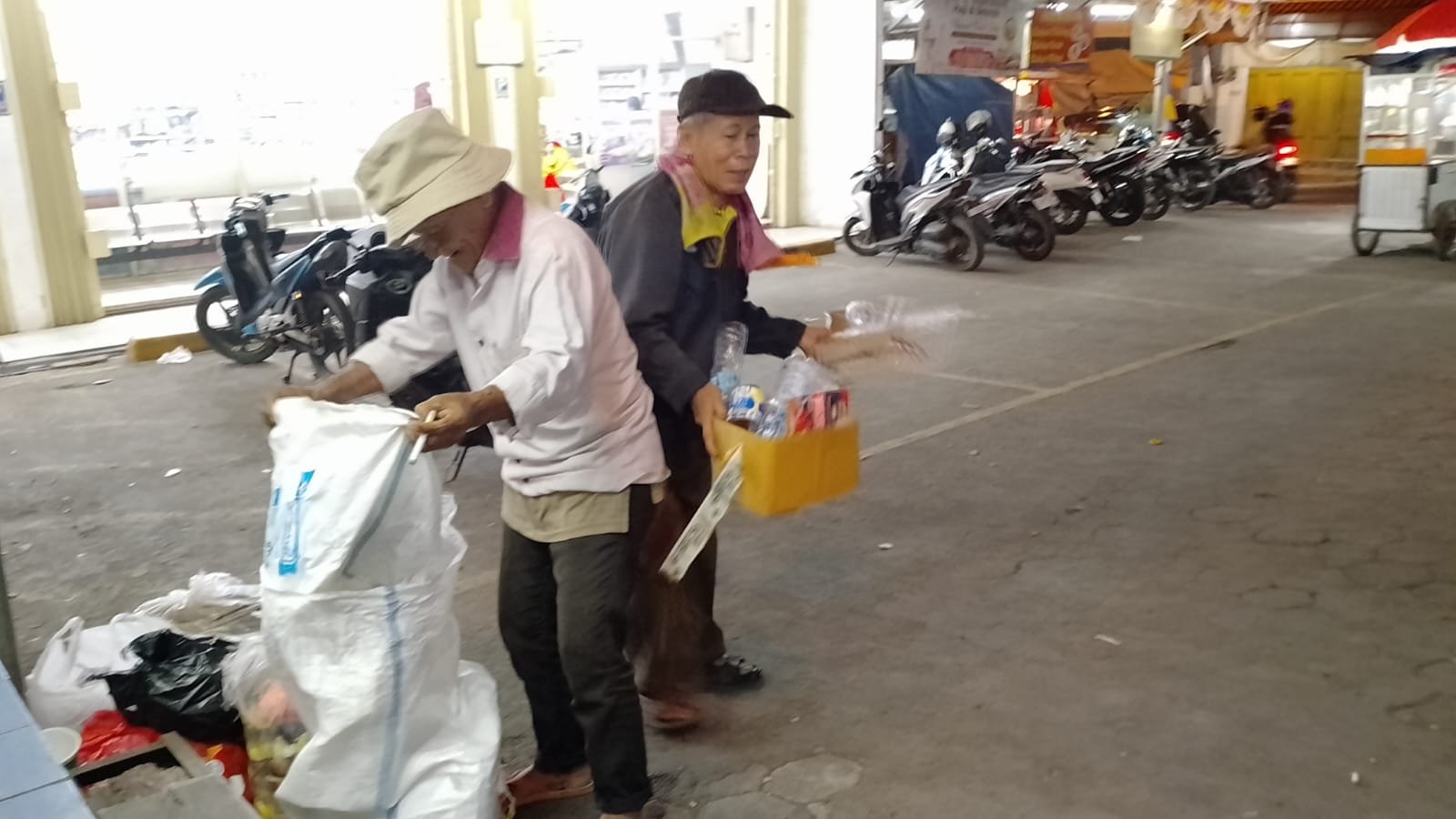 Ironi Kesenjangan Sosial Jelang Pendaftaran Para Bakal Calon Bupati di Jalanan Kota Purwakarta