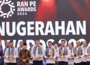 Wakil Presiden Menyerahkan Penghargaan RAN PE Awards 2024 kepada Pemerintah Daerah Purwakarta