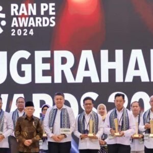 Wakil Presiden Menyerahkan Penghargaan RAN PE Awards 2024 kepada Pemerintah Daerah Purwakarta