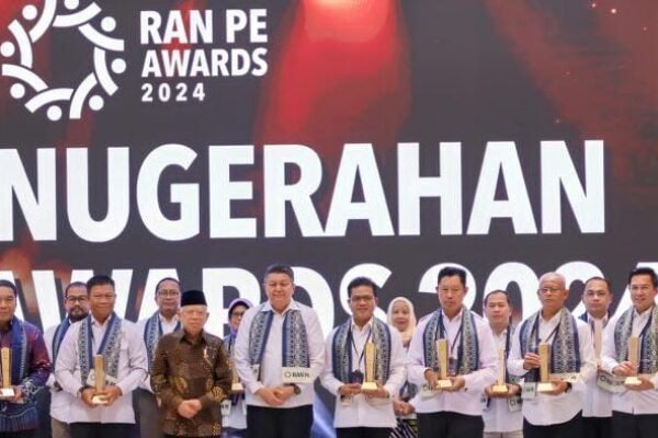 Wakil Presiden Menyerahkan Penghargaan RAN PE Awards 2024 kepada Pemerintah Daerah Purwakarta