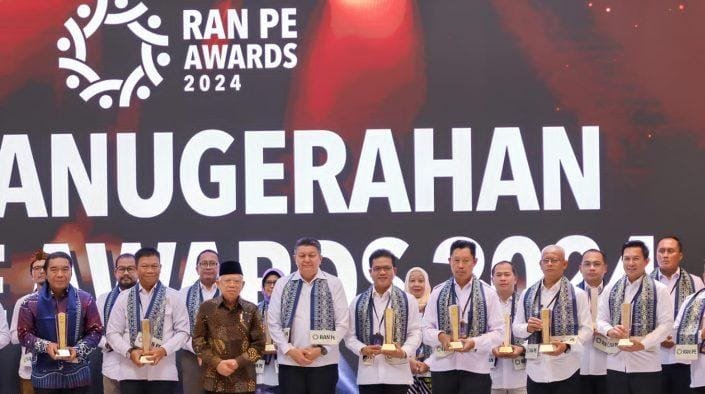 Wakil Presiden Menyerahkan Penghargaan RAN PE Awards 2024 kepada Pemerintah Daerah Purwakarta