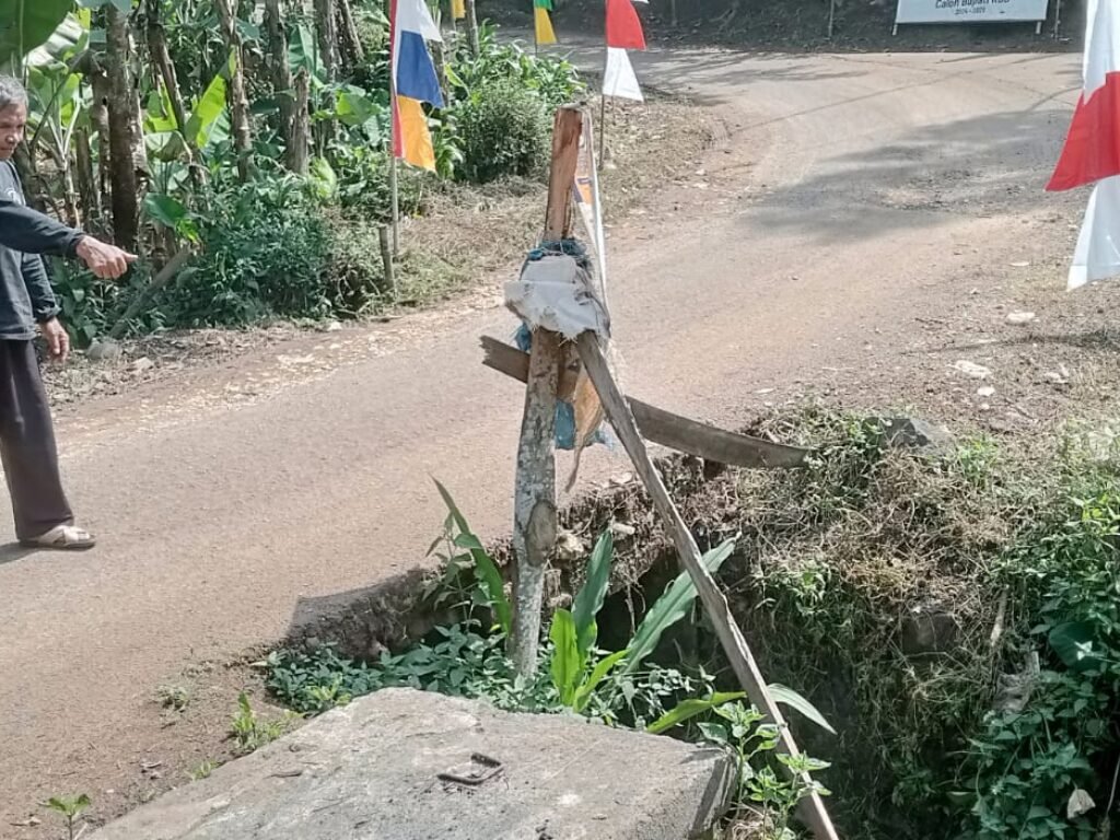 Bertahun-Tahun Amblas, Jalan di Cipatat Ancam Keselamatan Pengendara Bermotor