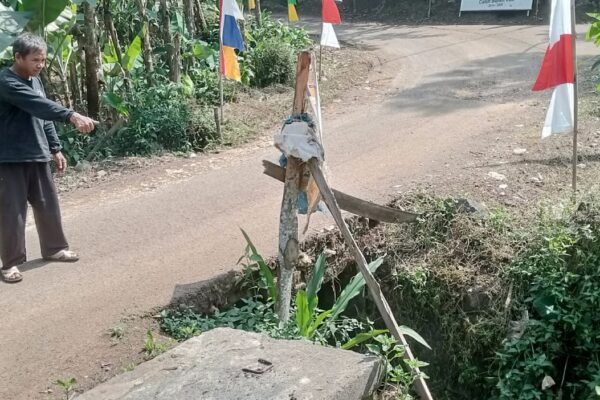 Bertahun-Tahun Amblas, Jalan di Cipatat Ancam Keselamatan Pengendara Bermotor