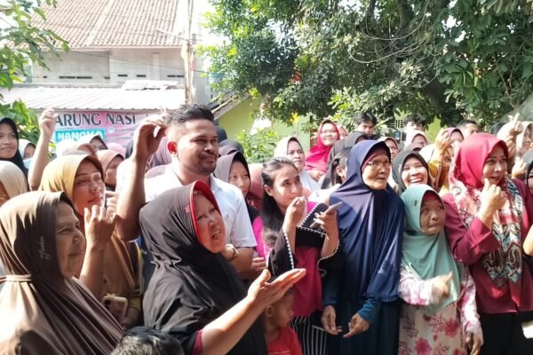 Warga Kembang Kuning Jatiluhur Mendukung Abang Ijo dengan Lagu “Pasti Menang”