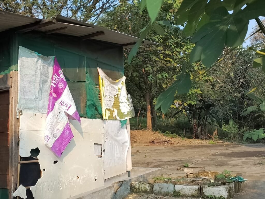 ODGJ yang Ditinggal Keluarganya Menerima Bantuan Pegawai Dinas Sosial Purwakarta