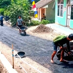Pemerintah Desa Cipatat Membangun Hotmix Jalan Desa untuk Mempermudah Aktivitas Warga