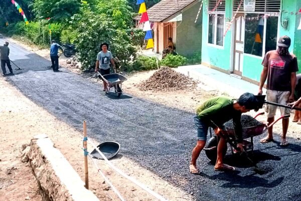 Pemerintah Desa Cipatat Membangun Hotmix Jalan Desa untuk Mempermudah Aktivitas Warga