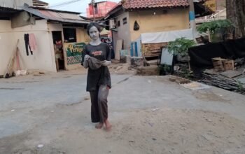 Prihatin dengan Meningkatnya Jumlah Manusia Silver Tanpa Alas Kaki di Purwakarta