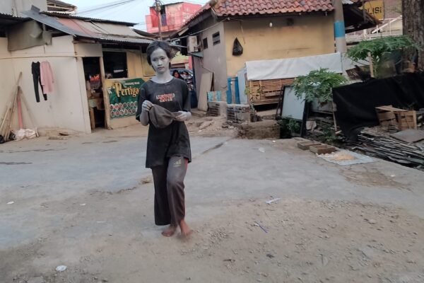 Prihatin dengan Meningkatnya Jumlah Manusia Silver Tanpa Alas Kaki di Purwakarta