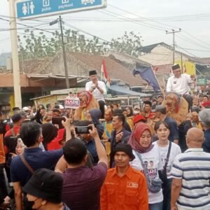 Menjadi Paslon Terkahir Daftar Pilkada, Pasangan Hade Naik Sisingaan Ke KPU