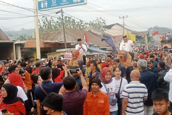 Menjadi Paslon Terkahir Daftar Pilkada, Pasangan Hade Naik Sisingaan Ke KPU