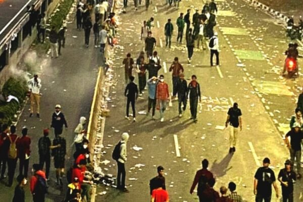 STM Datang Bawa Pasukan Gabung Demonstrasi di Depan Gedung DPR/MPR RI