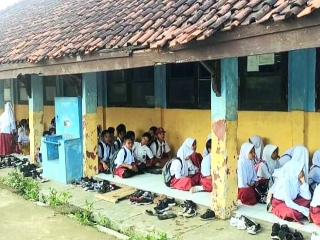 Analisis Jumlah Sekolah Dasar di Jawa Barat