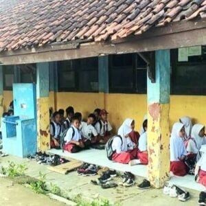 Siswa di Karawang belajar di lantai