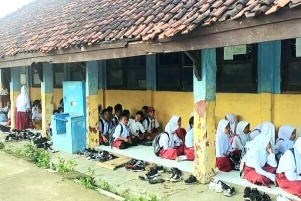 Analisis Jumlah Sekolah Dasar di Jawa Barat