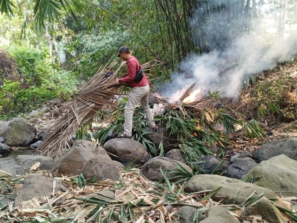 Desa Kesugihan Peringati Kemerdekaan Dengan Gerakan Bersih Sungai Membangun Rasa Gotongroyong dan Melestarikan Alam