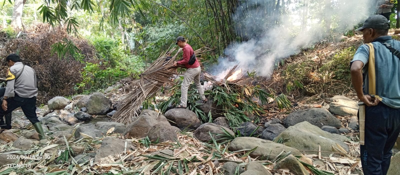 Desa Kesugihan peringati kemerdekaan dengan gerakan bersih sungai membangun rasa gotongroyong dan melestarikan alam