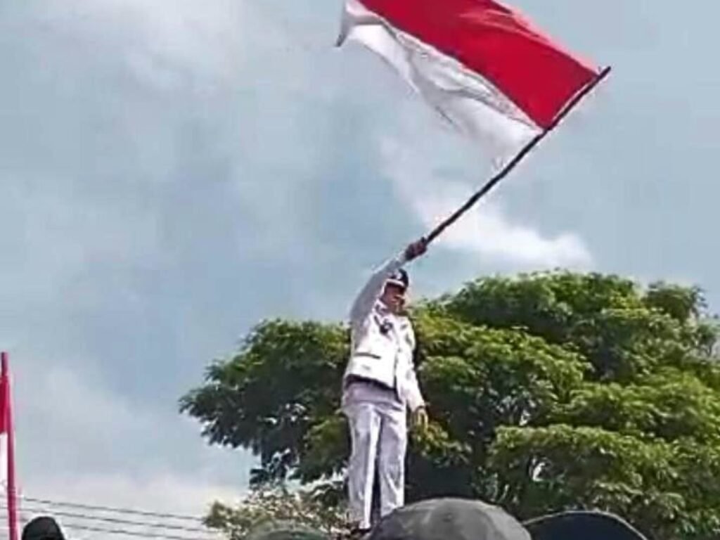 Kades Cipancar Menyemarakan Karnaval 17 Agustus Menunggangi Gajah