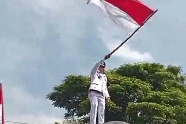 Kades Cipancar Menyemarakan Karnaval 17 Agustus Menunggangi Gajah