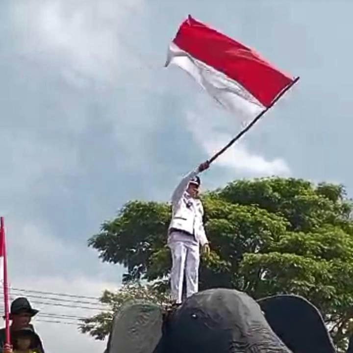 Kades Cipancar Menyemarakan Karnaval 17 Agustus Menunggangi Gajah