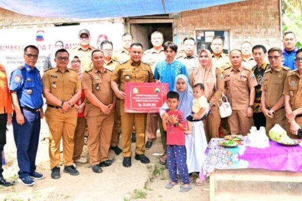Dua Warga Desa Buah Berak Mendapat Bantuan Bedah Rumah Dari Bupati Lamsel