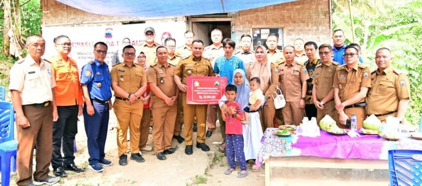 Dua Warga Desa Buah Berak Mendapat Bantuan Bedah Rumah Dari Bupati Lamsel