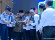 Wakil Presiden Ma’ruf Amin Serahkan Penghargaan Rencana Aksi Nasional Pencegahan dan Penanggulangan Ekstremisme 2024 kepada Pemkab Garut