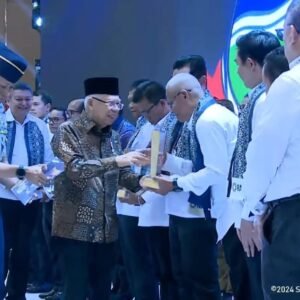 Wakil Presiden Ma'ruf Amin Serahkan Penghargaan Rencana Aksi Nasional Pencegahan dan Penanggulangan Ekstremisme 2024 kepada Pemkab Garut