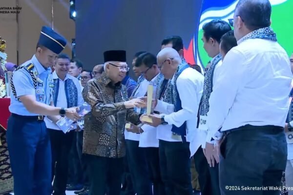 Wakil Presiden Ma’ruf Amin Serahkan Penghargaan Rencana Aksi Nasional Pencegahan dan Penanggulangan Ekstremisme 2024 kepada Pemkab Garut
