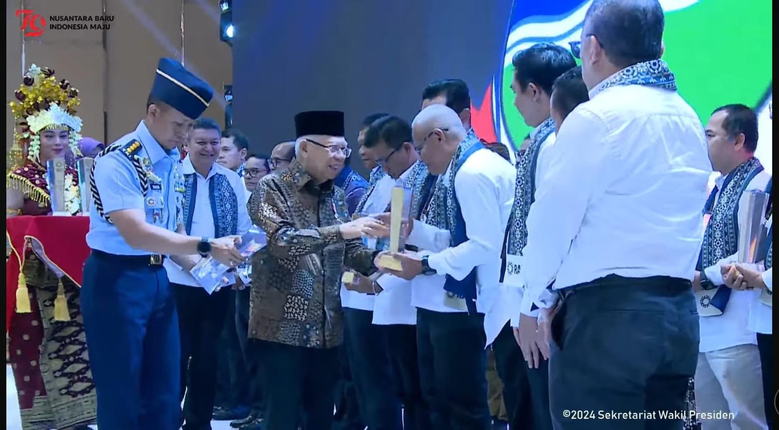 Wakil Presiden Ma'ruf Amin Serahkan Penghargaan Rencana Aksi Nasional Pencegahan dan Penanggulangan Ekstremisme 2024 kepada Pemkab Garut