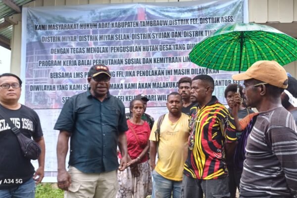Delapan Marga Komunitas Adat Distrik Fef, Kabupaten Tambrauw Tolak SK Hutan Desa KLHK RI