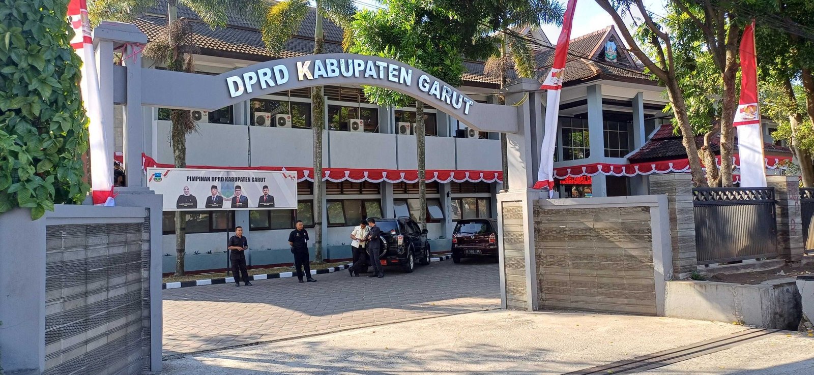 Dugaan Tipikor BIJ Garut kembali menjadi sorotan berbagai pihak, karena ada isu tentang dugaan aliran dana dari oknum BIJ Garut ke oknum pejabat eksekutif dan oknum pejabat di Legislatif Garut. Berdasarkan informasi yang berkembang, dugaan aliran dana dari oknum BIJ Garut ke sejumlah oknum itu hanya sebatas keterangan saja, tanpa data dan bukti. (Ft: asep ahmad)