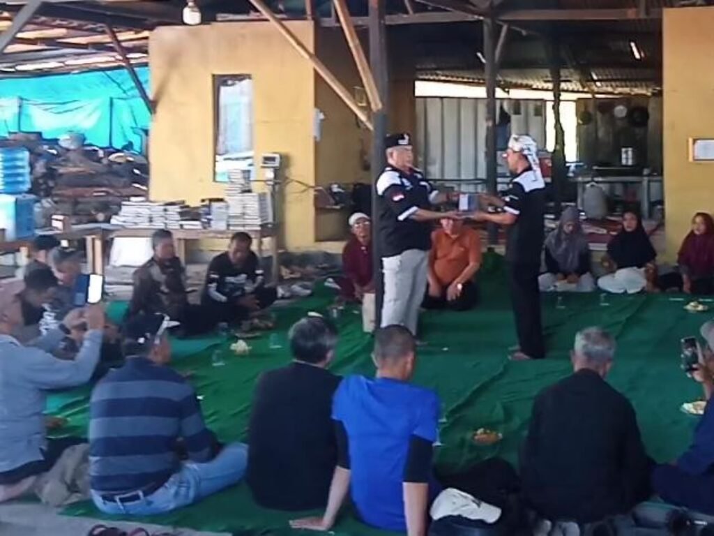 Dekan Kampus di Bandung Menyerahkan 150 Alquran untuk Disalurkan oleh Paguyuban Pembisnis Bersama Asep Kapol