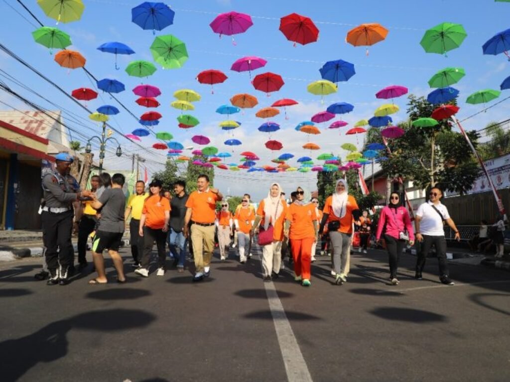 Ribuan Warga Garut Meriahkan Jalan Sehat dan CFD dalam Peringatan HUT RI ke-79