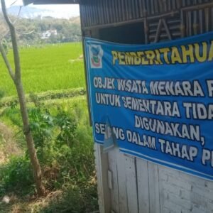 Fasilitas umum dan tempat wisata Menara Pandang Situ Cangkuang, yang dibangun pada tahun 2021-2022 kini mengalami kerusakan parah.
