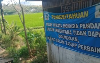 Fasilitas umum dan tempat wisata Menara Pandang Situ Cangkuang, yang dibangun pada tahun 2021-2022 kini mengalami kerusakan parah.