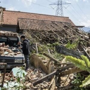 Tunjukkan kepedulian dan solidaritas, komunitas Adiguna Catura, yang terdiri dari mahasiswa Universitas Terbuka (UT) Tasikmalaya, melakukan aksi penggalangan dana