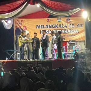 Peringatan puncak Milangkala Desa Ciptaharja ke-42, Kecamatan Cipatat, Kabupaten Bandung Barat, pada Sabtu dihadiri oleh ribuan warga.