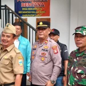 Kecamatan Malangbong menggelar apel gabungan dan tandatangani fakta integritas netralitas di Desa Mekarmulya, Senin (23/9/2024).