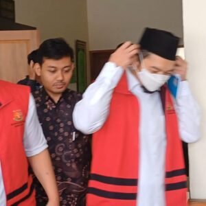 Dua terdakwa dugaan tindak pidana korupsi di tubuh Bank Intan Jabar, usai menghadiri persidangan di PN Bandung. (ft: asep ahmad)