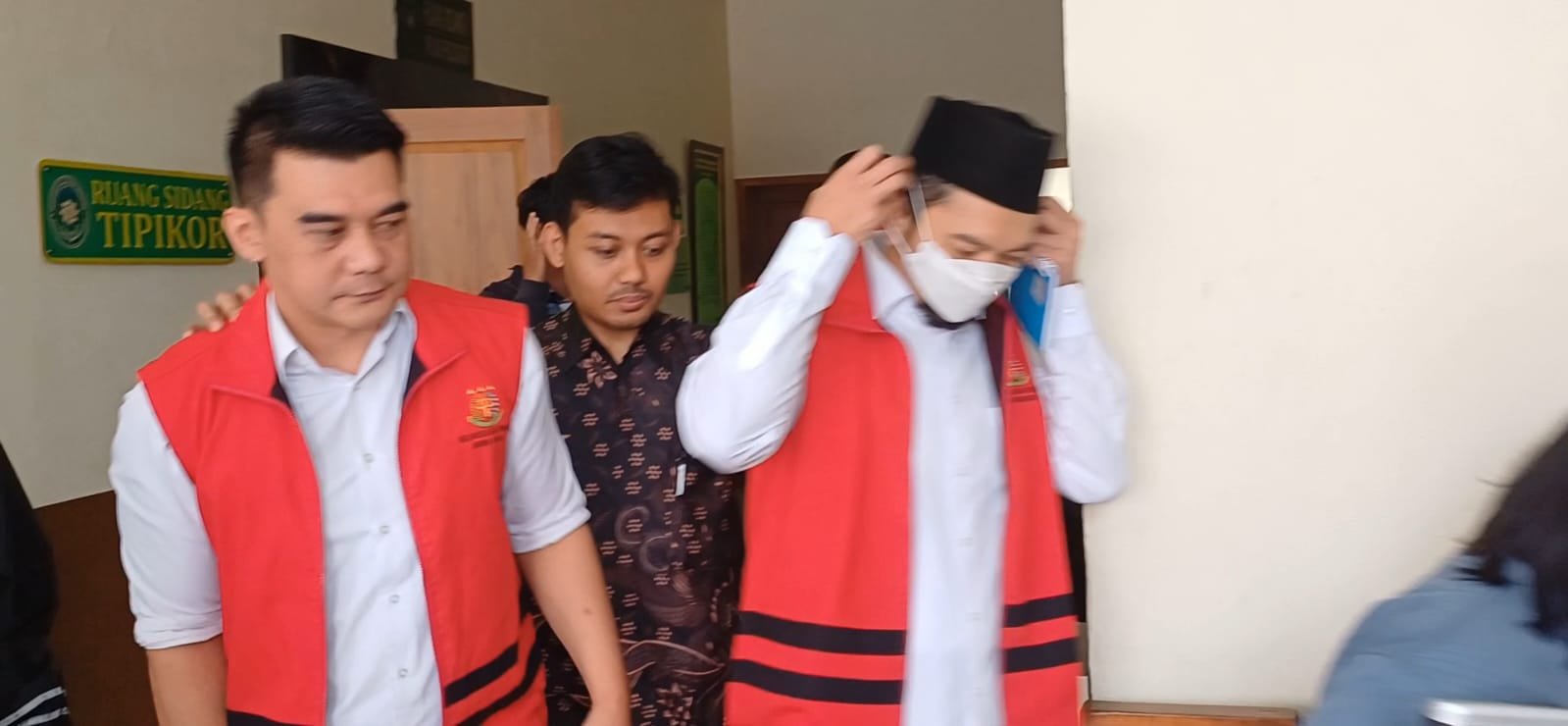 Dua terdakwa kasus dugaan korupsi BIJ Garut usai menjalani persidangan di PN Garut, Rabu (11/09/2024). Kedua mantan petinggi di BIJ Garut tersebut diaping oleh petugas Kejari Garut dan Kejati Jabar menuju mobil tahanan. (Ft: asep ahmad)