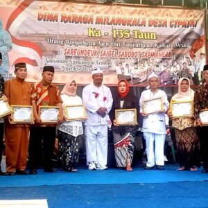 Pemdes Cipatat Berikan Penghargaan Kepada 13 Warga di Harijadi ke-135