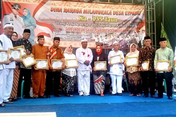 Pemdes Cipatat Berikan Penghargaan Kepada 13 Warga di Harijadi ke-135