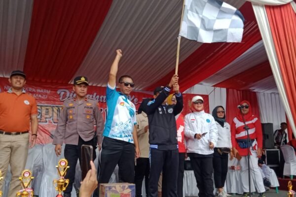 Ribuan Warga Kecamatan Kadungora Meriahkan Jalan Sehat dalam Rangka HUT RI ke-79