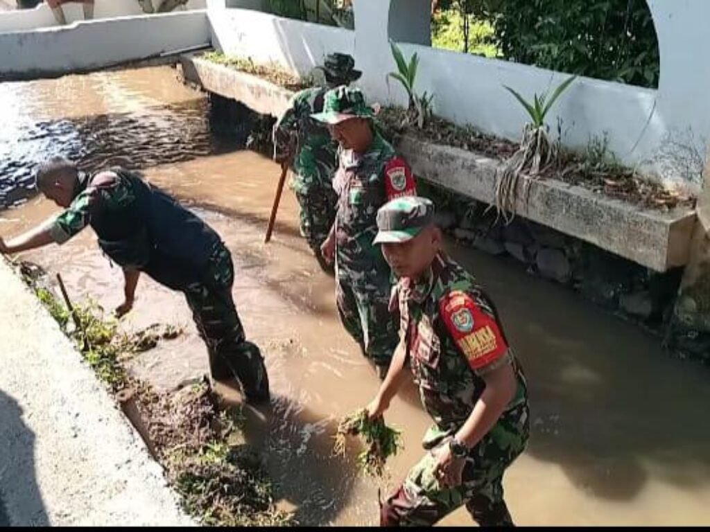 Koramil 1108/Kadungora Gelar Karya Bakti Bersihkan Sungai di Desa Karangtengah, Sambut HUT TNI ke-79