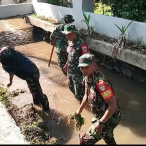 Menyambut HUT TNI ke-79, Koramil 1108/Kadungora gelar karya bakti membersihkan aliran sungai sepanjang 100 meter di Kampung Pasir Muncang.